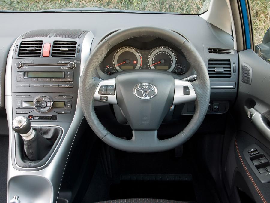  Toyota Auris 5-Door 2010 года  (UK) (фото 3 из 59)